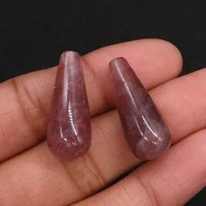 Vista ravvicinata di perle di quarzo fragola naturale a forma di goccia per gioielli