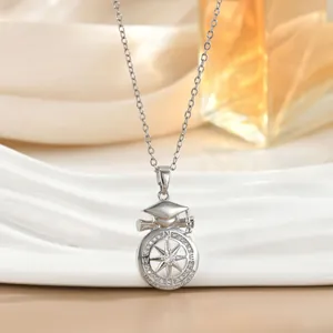 Detailweergave van de zilveren afstudeerketting met kompas hanger en zirkonia-stenen