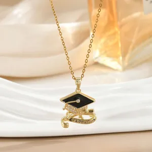 Detailopname van gouden afstudeerhoed ketting met kwastje en diploma rol detail