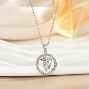 Detail van 2024 afstudeerhoed ketting met de tekst Go After Your Dreams gegraveerd