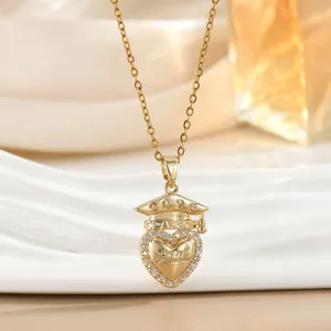Detail van 2026 afstudeerhoed ketting met gouden hart hanger en kristallen accenten