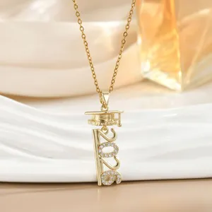 Detail van een gouden 2026 afstudeerhoed hanger ketting met fonkelende kristallen