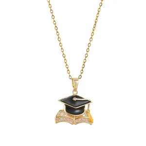 Gouden afstudeerhoed ketting met zwart emaille, gele kwast en schitterende kristallen