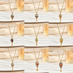 Collares con colgante de globo dorado con circonitas de colores y esmalte en nueve modelos