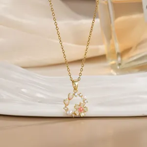 Elegante goldene Halskette mit Kleeblatt-Emaille-Anhänger und Perlen für Damen