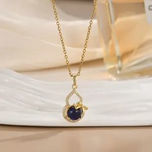 Detail der Kleeblatt-Kette mit blauem Edelstein und Schmetterlingsknoten auf Seide