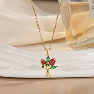 Detail der Tulpen-Halskette mit roter Emaille-Blüte und grünen Markis-Strasssteinen