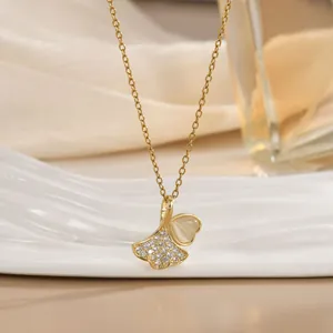 Elegante goldene Halskette mit Ginkgoblatt, Herzanhänger, Zirkonia und Katzenaugenstein