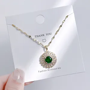 Elegante goldene Titankette mit grünem Edelstein und Zirkon-Sonnenanhänger für Damen
