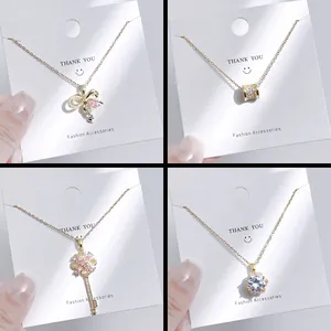 Elegantes Set aus Titanstahl-Halsketten mit Goldanhänger, Schmetterling und Blumen