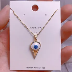 Makro-Detail der vergoldeten Evil-Eye-Halskette mit blauem Emaille und Zirkon-Akzenten