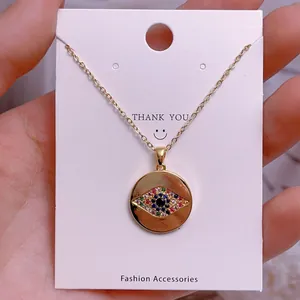 Detail der goldenen Evil Eye Halskette mit bunten Zirkoniasteinen in Mikro-Fassung