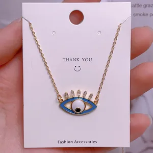 Detail von Evil Eye Anhänger mit blauem Emaille und Zirkonia an goldener Kette