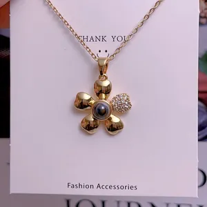 Makroaufnahme der goldenen Blumenhalskette mit Mikro-Pavé-Kristallen und Projektionsstein