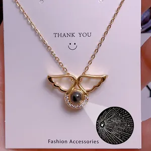 Exquisite goldene Engelsflügel-Halskette mit 100 Sprachen Ich liebe dich Projektion