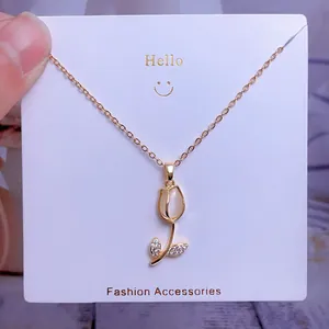 Détail du pendentif tulipe avec pierre d'opale et zircons sur carte de bijoux