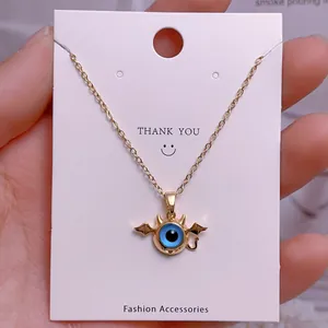 Detaillierte Nahaufnahme der goldenen Evil Eye Halskette mit blauem Anhänger auf Karte