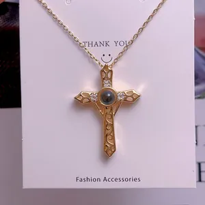 Detailansicht goldene Kreuzkette mit I Love You Projektionsstein und Zirkonia-Besatz