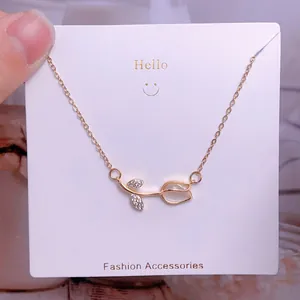 Détail du pendentif tulipe avec éclat de pierre de lune et feuilles de zircon