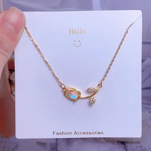 Vue détaillée d'un collier tulipe dorée avec un pendentif en pierre de lune synthétique