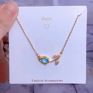 Détail du collier tulipe orné d'un cristal bleu et de petits cristaux scintillants