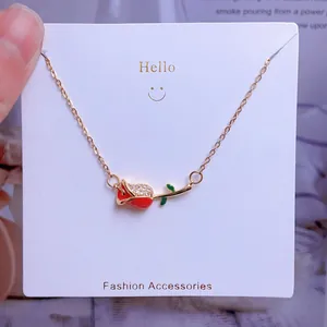 Détail du collier tulipe doré élégant avec pétales rouges et incrustation de diamants cristal