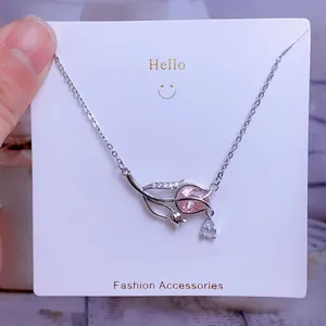 Détail du pendentif tulipe avec pierre rose et chaîne de collier en argent brillant