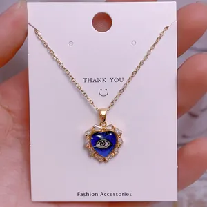 Detailaufnahme der herzförmigen Evil-Eye-Halskette mit funkelnden weißen Zirkonia-Steinen