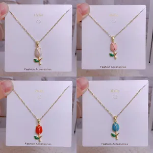 Colliers pendentifs tulipes dorés en quatre couleurs florales sur cartes de support