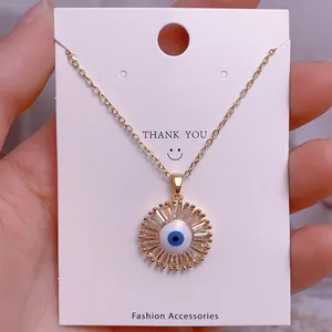 Nahaufnahme des Evil-Eye-Anhängers mit blauer Perle und funkelnden Zirkoniasteinen