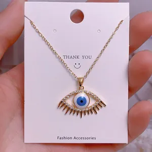 Makroaufnahme des Evil-Eye-Anhängers mit blauem Harz und Zirkonia auf Goldkette