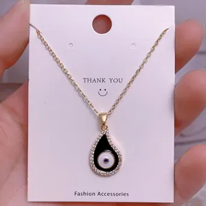 Detail der Evil Eye Halskette mit blauem Stein und funkelndem Kristallbesatz
