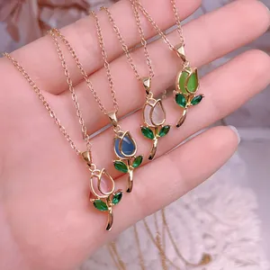 Colliers fleur de tulipe élégants en quatre couleurs avec chaînes or rose et pierres
