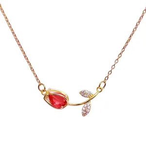 Élégant collier tulipe en or rose avec gemme rouge et pendentif feuille étincelant
