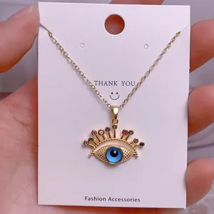 Detaillierte Nahaufnahme der goldenen Evil Eye Halskette mit bunten Strasssteinen
