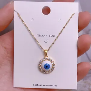 Detailaufnahme der Evil Eye Halskette mit blauem Stein und weißen Kristallen