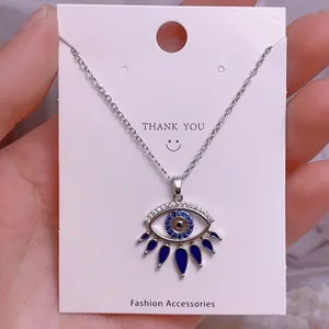 Detail der Evil Eye Halskette mit blauen Edelsteinen und Tropfenanhängern aus Silber