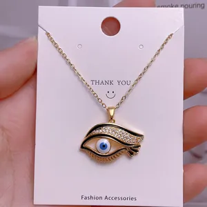Detailansicht der goldenen Evil Eye Halskette mit weißen Zirkonia und blauer Emaille