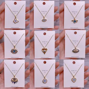Sammlung von goldenen Evil Eye Halsketten mit bunten Emaille und Kristallanhängern