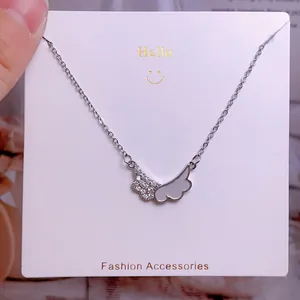 Détail du pendentif aile de cœur avec finition miroir argentée et zircons blancs brillants