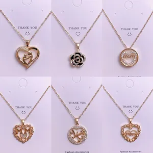 Elegantes collares MOM de oro con colgantes de corazón de circonia para el día de la madre