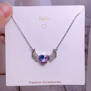 Détail du collier coeur ailes d'ange avec cristal dégradé et oxydes de zirconium
