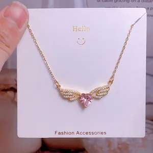 Collier ailes d'ange en or rose avec pierre de cœur rose et diamants étincelants