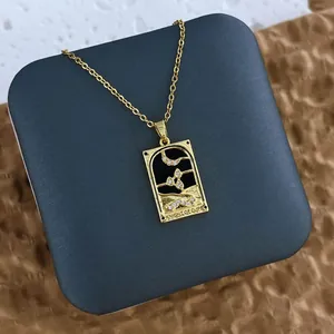 Détail du pendentif tarot Chevalier de Coupes en émail noir avec lune et étoiles
