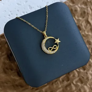 Détail du collier en acier inoxydable doré avec pendentif lune et étoile serti de zircon