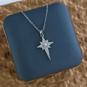 Gros plan du pendentif étoile du nord avec zircons étincelants sur présentoir