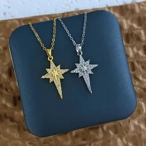 Colliers étoile du nord or et argent avec zircons sur boîte à bijoux bleue