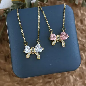Collier en acier titane plaqué or avec pendentif nœud papillon et cristaux de zircon brillants