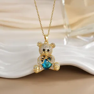 Détail du collier ourson doré avec cristal coeur bleu et zircons blancs scintillants