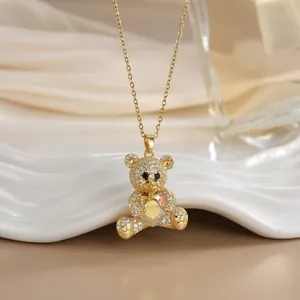 Collier élégant ours en titane doré avec pavé de cristaux et pierre d'opale cœur
